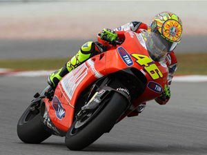 MotoGP: Руководство «Дукати» обеспокоено состоянием Валентино Росси после операции - «МОТОГОНКИ»