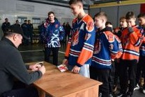 В Заречном чемпион Александр Кожевников встретился с юными хоккеистами - СПОРТ