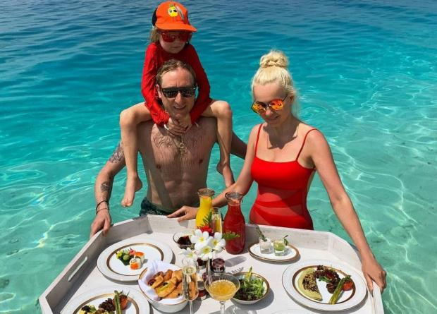 «Не устали от роскоши?» Плющенко с женой разозлили фанатов видео из отпуска - «Фигурное катание»