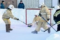Пожарные Заречного сыграли в хоккей в валенках - СПОРТ