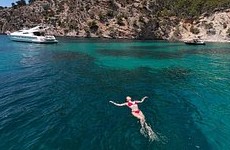 Валиева показала фото в красном бикини - «Зимние виды»
